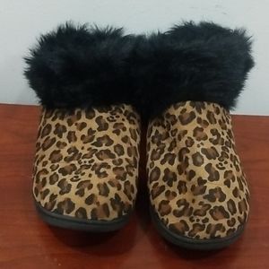 Leopard Animal print size medium 7/8 slippers